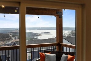 House | 9 bedrooms - Modern Getaway w Hot Tub Arcade Stunning Views (Branson)