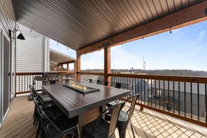 House | 9 bedrooms - Modern Getaway w Hot Tub Arcade Stunning Views (Branson)