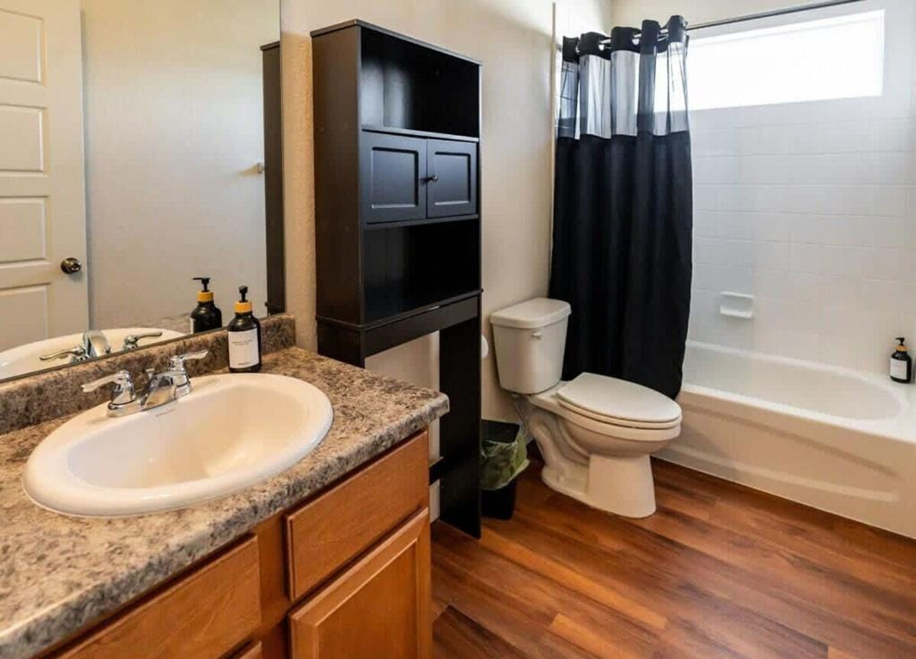 Un baño con lavabo, inodoro y bañera.
