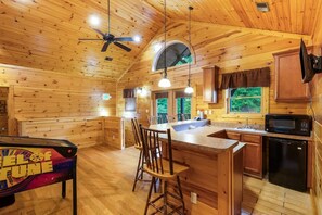 8 bedrooms - Dogwood Grand Cabin Hot tub and Games (Gatlinburg)