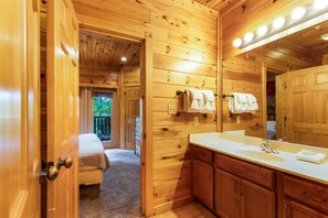Room - Dogwood Grand Cabin Hot tub and Games (Gatlinburg)
