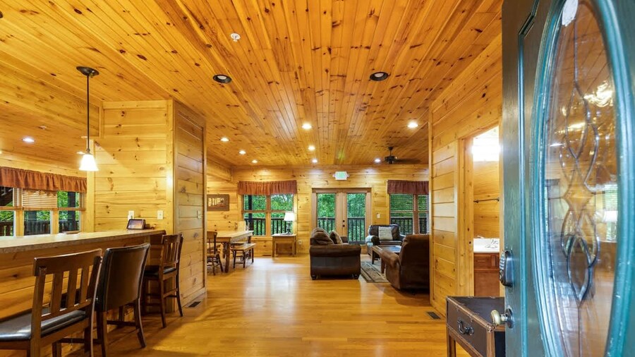 Dogwood Grand Cabin Hot tub and Games