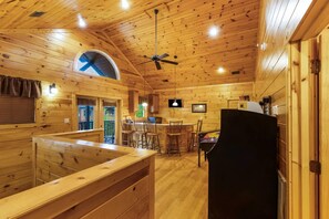 8 bedrooms - Dogwood Grand Cabin Hot tub and Games (Gatlinburg)