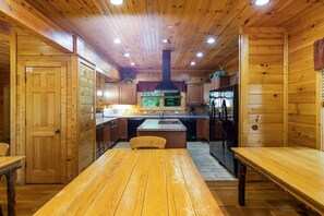 Room - Dogwood Grand Cabin Hot tub and Games (Gatlinburg)
