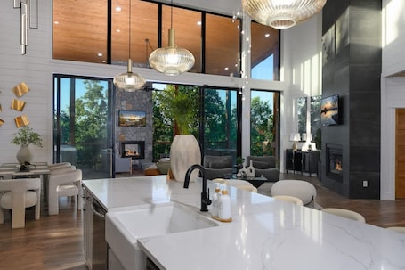 Casa | 4 quartos. Sit n Go Family Retreat Poker Darts Billiards