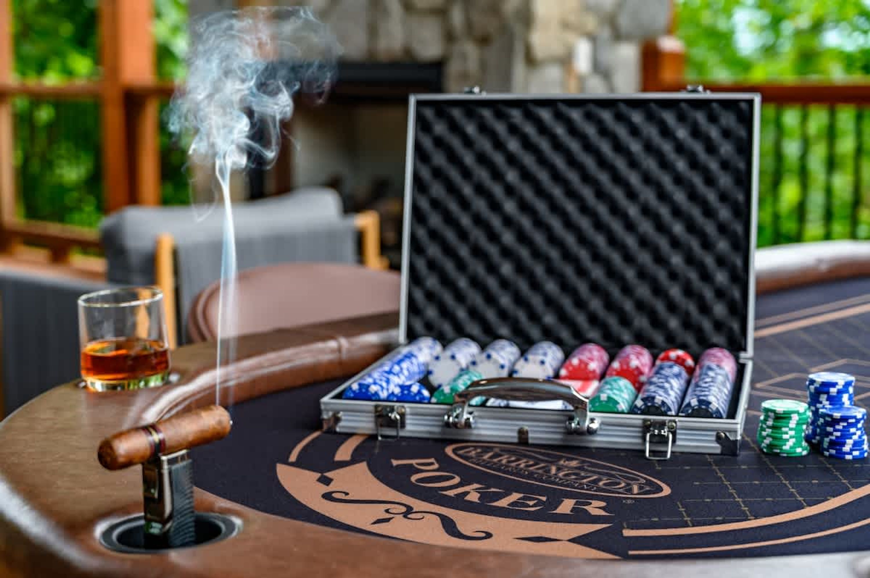 Ein Pokertisch mit Zigarre, Pokerchips und einem Glas Whiskey.