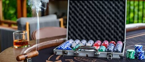 Ein Pokertisch mit Zigarre, Pokerchips und einem Glas Whiskey.