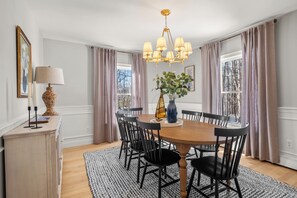 Dining - Near Nubble Lighthouse | Walk to Beach | Ocean Views | Rooftop | Sleeps 10 (Cape Neddick)