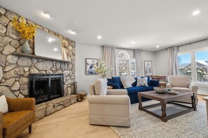 Living area - Near Nubble Lighthouse | Walk to Beach | Ocean Views | Rooftop | Sleeps 10 (Cape Neddick)