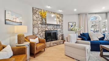Smart TV, fireplace