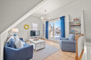 Living area - Near Nubble Lighthouse | Walk to Beach | Ocean Views | Rooftop | Sleeps 10 (Cape Neddick)