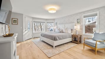 4 bedrooms, desk, iron/ironing board, travel cot