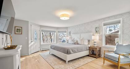 Near Nubble Lighthouse | Walk to Beach | Ocean Views | Rooftop | Sleeps 10