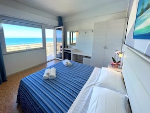 Habitació quàdruple panoràmica, balcó, vistes al mar | Caixa forta a l'habitació, escriptori i wifi gratuïta 