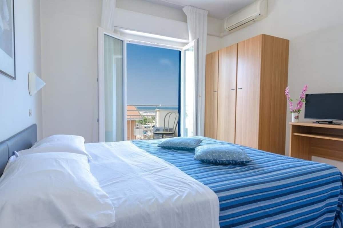Chambre Triple Standard, balcon, vue partielle sur la mer