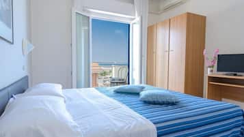 Quarto triplo standard, sacada, vista parcial para o mar