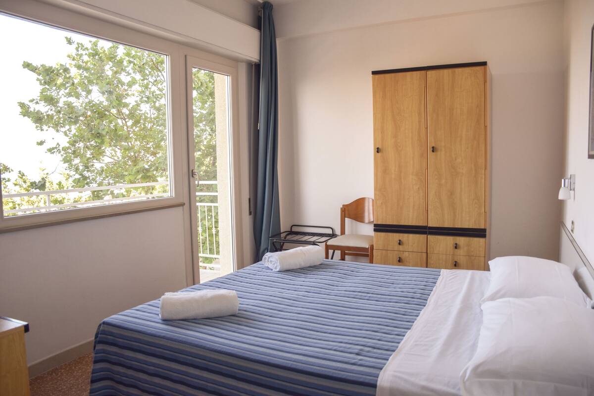 Chambre Panoramique Double ou avec lits jumeaux, balcon, vue mer