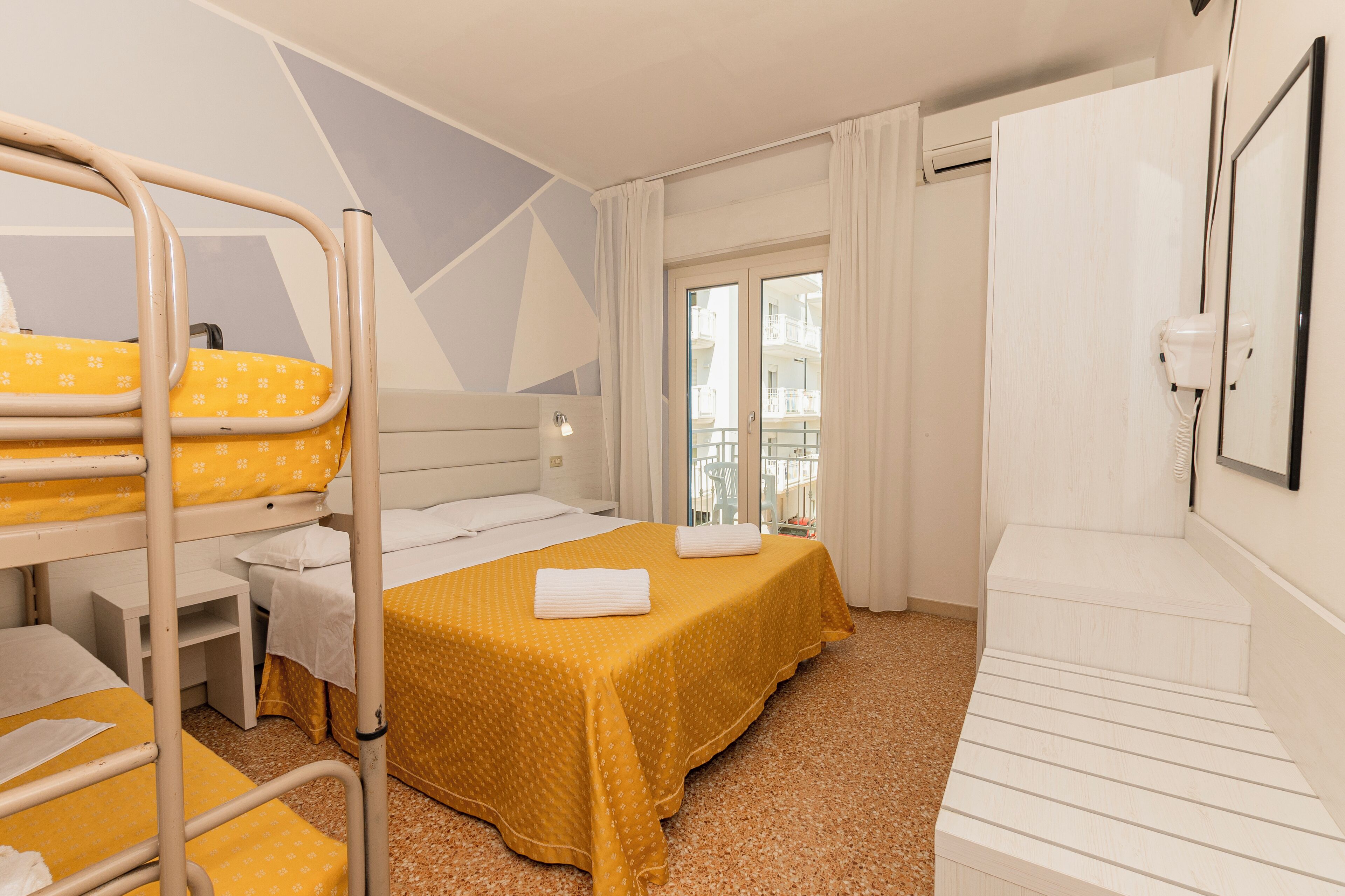 Chambre Quadruple Standard, balcon, vue partielle sur la mer