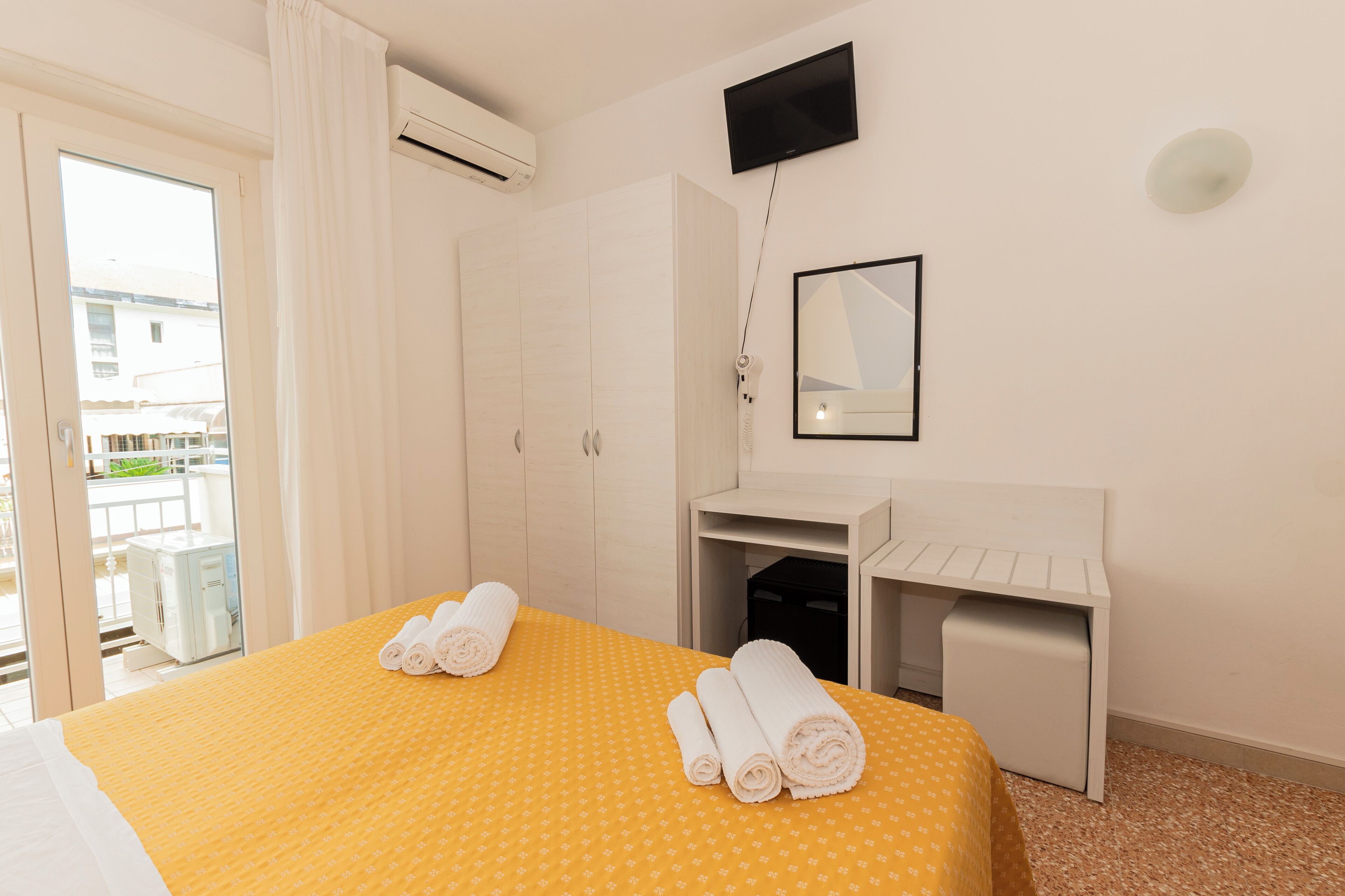 Standard dubbelrum eller tvåbäddsrum - balkong | Värdeförvaringsskåp på rummet, skrivbord och gratis wi-fi