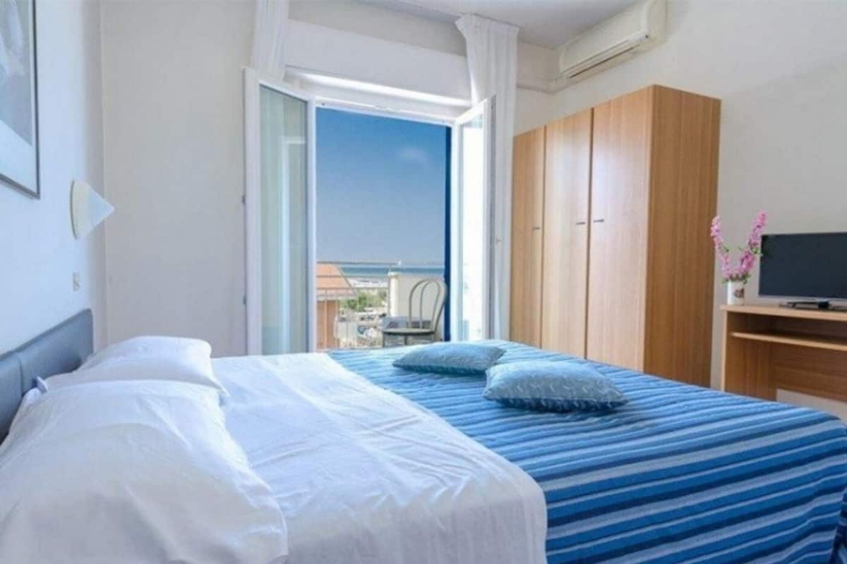 Chambre Quadruple Standard, balcon, vue partielle sur la mer