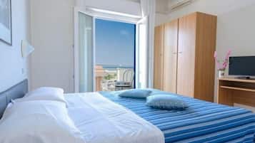 Quarto quádruplo standard, sacada, vista parcial para o mar