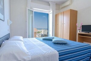 Standard Quadruple Room, Balcony, Partial Sea View - Hotel Los Angeles - Frontemare (Riccione)