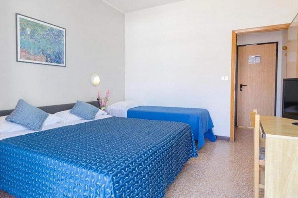 Chambre Familiale, balcon, vue partielle sur la mer