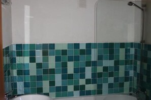 Regadera, toallas, papel de baño 