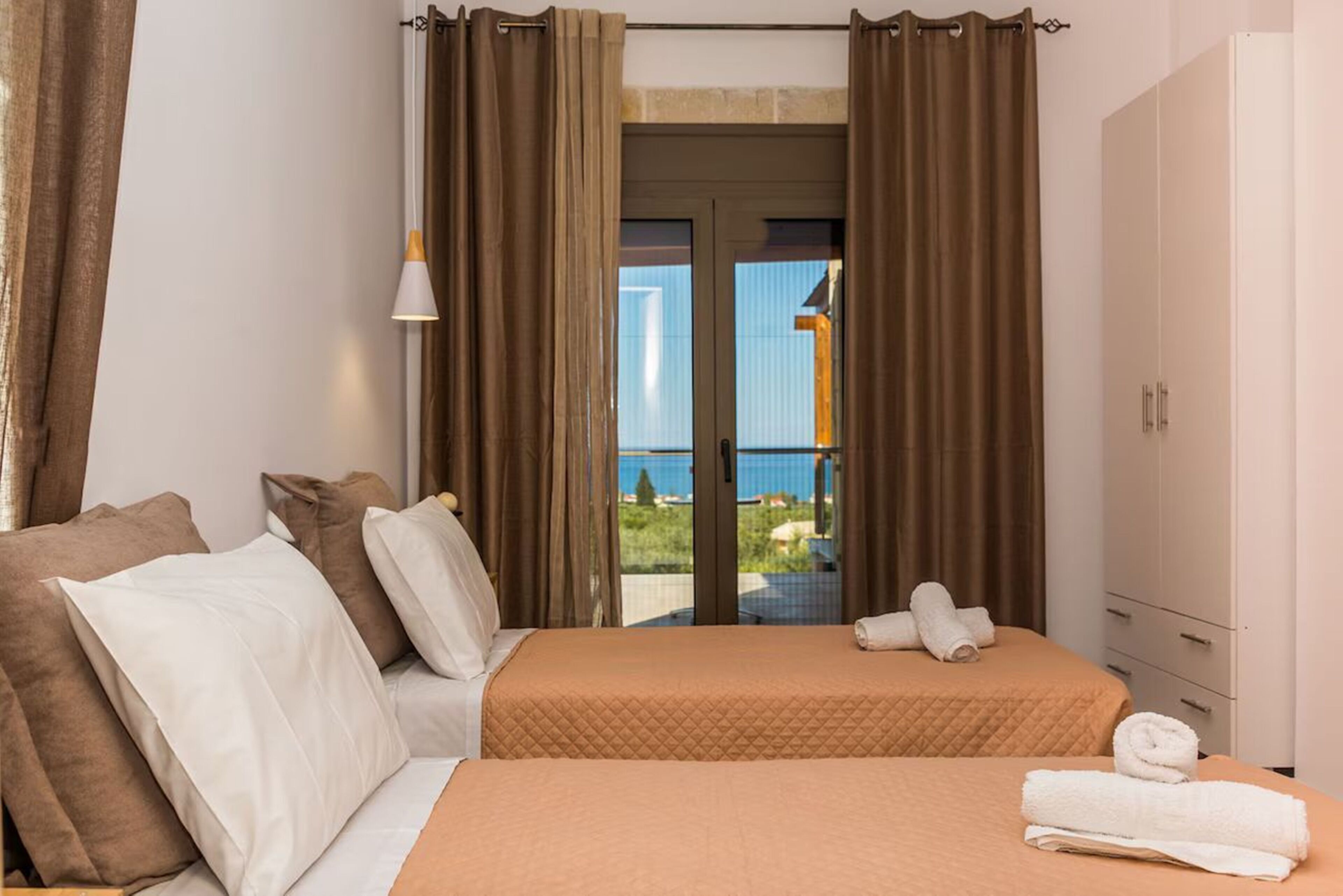 4 quartos, cofres nos quartos, ferros/tábuas de passar roupa