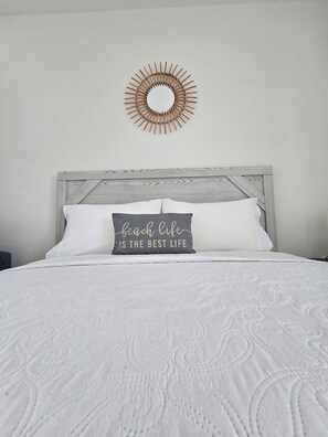 1 bedroom, iron/ironing board, WiFi, bed sheets - Cozy Studio - Centrally located in Grand Cayman, near beaches and restaurants. (Bodden Town)
