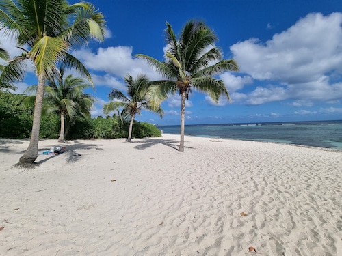 Cozy Studio - Centrally located in Grand Cayman, near beaches and restaurants.