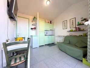 Appartamento, 1 camera da letto, balcone, vista oceano | Area soggiorno