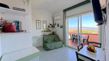 Apartment, 1 Schlafzimmer, Balkon, Meerblick | Wohnzimmer