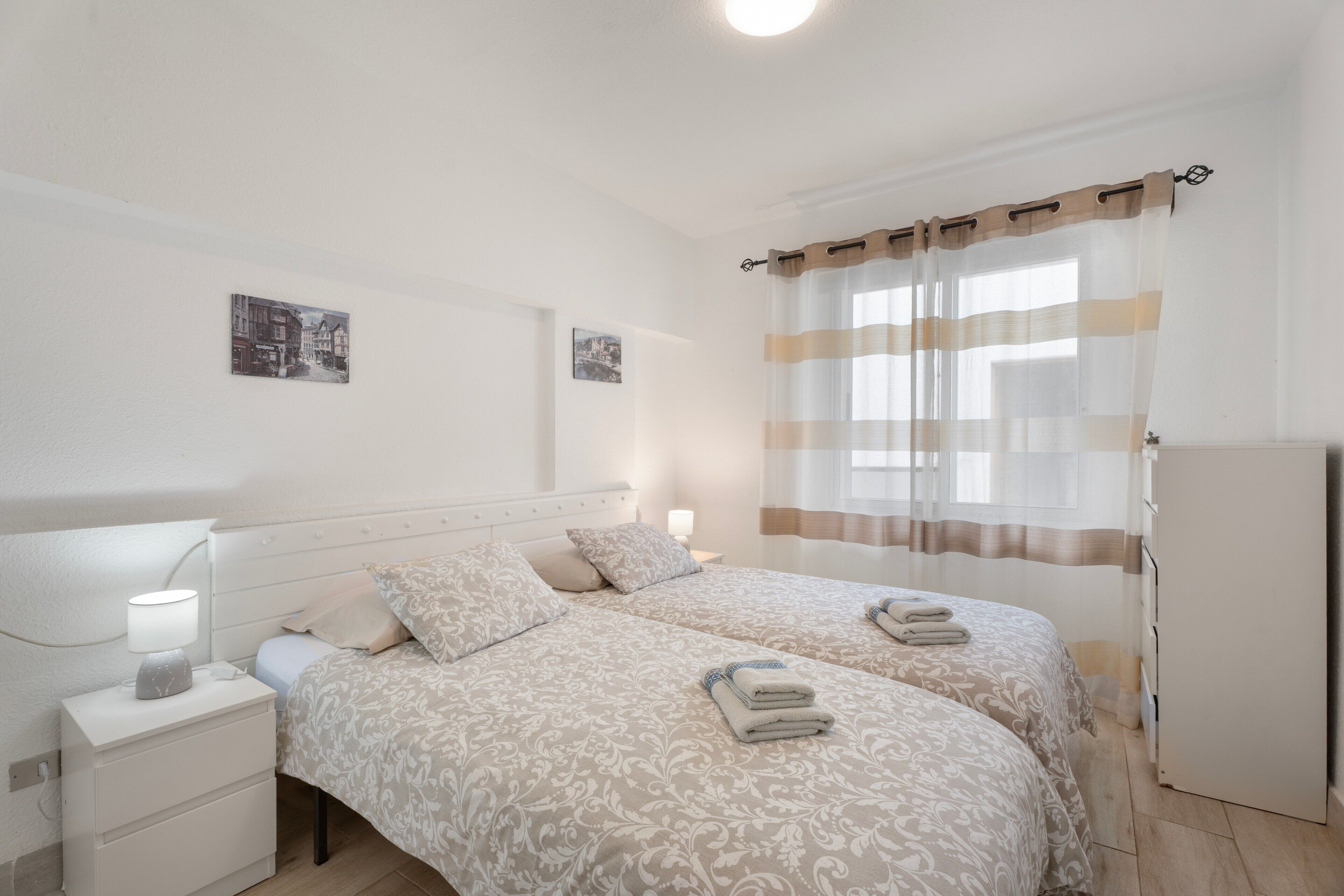 1 slaapkamer, een strijkplank/strijkijzer, wifi, beddengoed