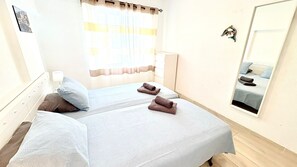 1 dormitori, planxa i posts de planxar, wifi i roba de llit 