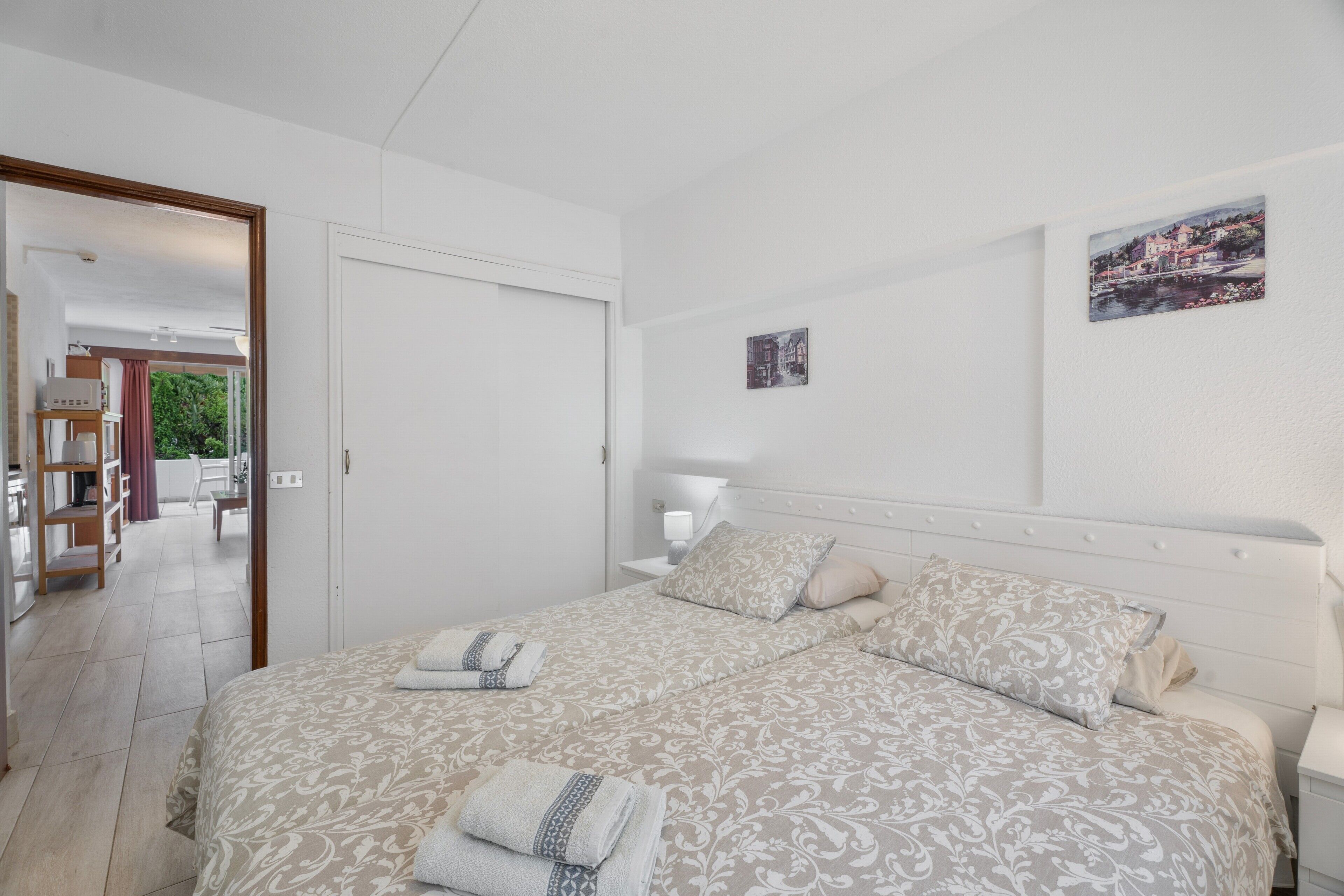 1 slaapkamer, een strijkplank/strijkijzer, wifi, beddengoed