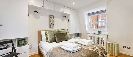 5 bedrooms, desk, iron/ironing board