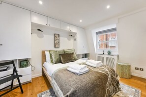 5 bedrooms, desk, iron/ironing board - Argyl | Phillimore Walk 5 Bed Townhouse (Greater London)