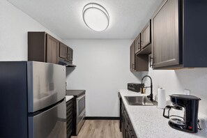 Coffee/tea maker, fridge, microwave, oven - Cozy Luxe Stay in Kansas City (Kansas City)