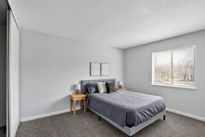 2 Schlafzimmer, Schreibtisch, Bügeleisen/Bügelbrett, Reisekinderbett