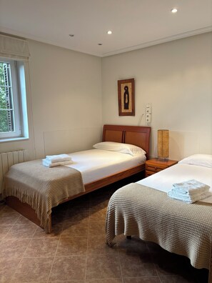 6 slaapkamers, een strijkplank/strijkijzer, internet, beddengoed