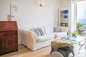 Living area - JULIA'S PLACE by Design Studio (Perledo)