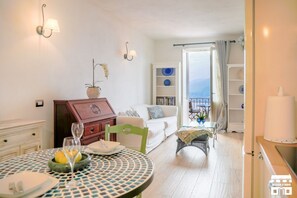 Living area - JULIA'S PLACE by Design Studio (Perledo)