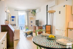 Interior - JULIA'S PLACE by Design Studio (Perledo)