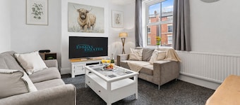 3 Bedroom House - Warrington Centre Sleeps 6