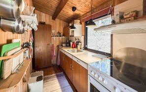 Kühlschrank, Herdplatte, Wasserkocher mit Kaffee-/Teezubehör
