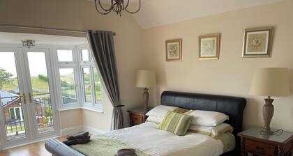 8-Bed Holiday Home (Sleeps 18): Direct Beach Access, Games Room, Bar & Parking