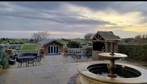 8-Bed Holiday Home (Sleeps 18): Direct Beach Access, Games Room, Bar & Parking