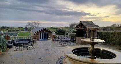 8-Bed Holiday Home (Sleeps 18): Direct Beach Access, Games Room, Bar & Parking