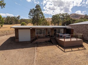 Exterior - Nanda Lake House: 2  BR, 1  BA Cottage in Bonnie Doon, Sleeps 8 (Bonnie Doon)